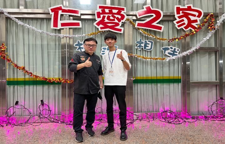 圖/中華大學學生會長張誠恩（右）邀請餐旅管理學系助理教授王子杰（左），為弱勢孩童親自下廚。