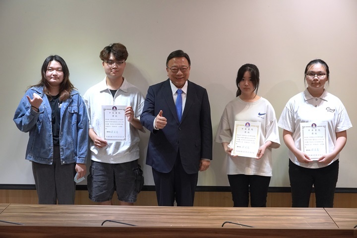 圖／中華書院日前舉行結業式，校長劉維琪頒發結業證書給同學，並給予勉勵。