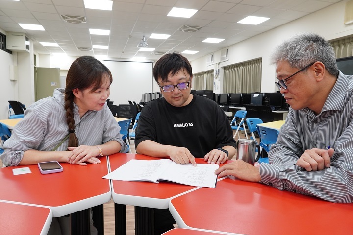 圖／同學在開發系統過程中，常在課後時間與指導教授陳建宏（中間者）討論。