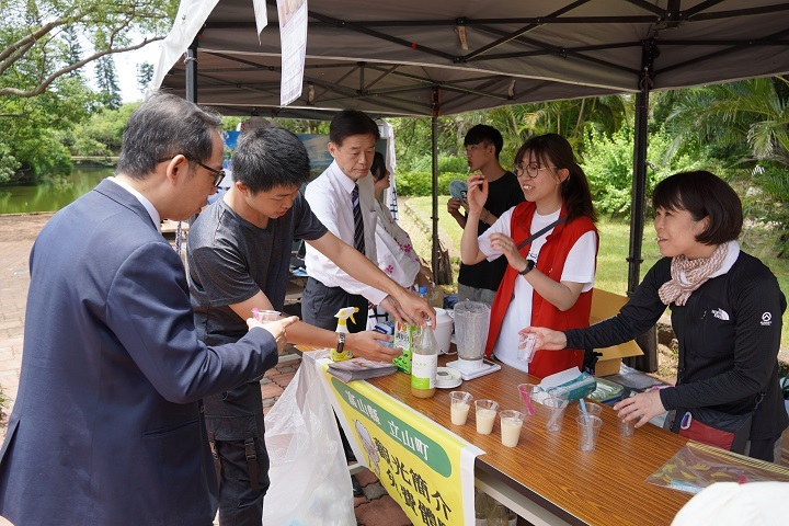 圖/舟橋貴之特別在學校擺設攤位，介紹立山町的名產與旅遊資訊。