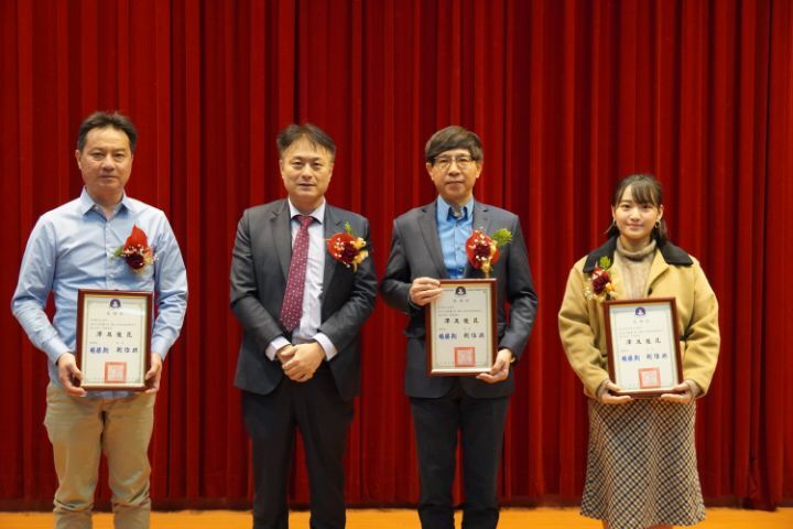 圖/中華大學董事長楊勝翔（左2）代表董事會頒發捐贈感謝獎座，由力信建設總經理吳培錚（右2）、安榆國際實業總經理莊欣霓（右1）和集仕公司經理張正穎（左1）等3人代表領獎。