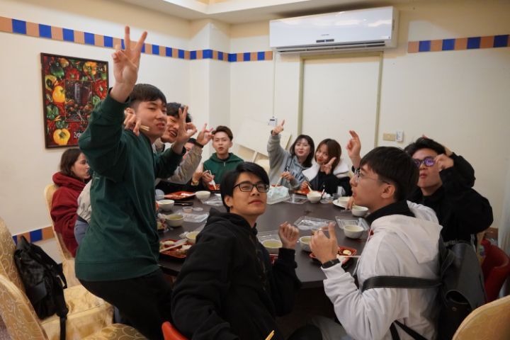 圖/許多國際專修部的越籍生幾乎天天到食堂報到,都大讚餐點道地好吃。