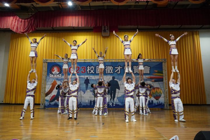 圖/中華大學招牌社團競技啦啦隊帶來精彩表演，為校園徵才博覽會揭開序幕。