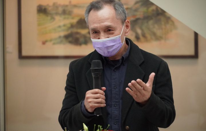 圖/江正吉感謝校方提供優良場地來辦展，並和來賓分享自己的創作心得。