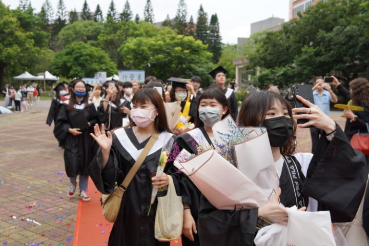 圖/畢業生走過紅毯，依序進入會場。