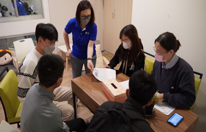 圖/摩斯漢堡人力資源部長吳欣蓉(站立者)說,公司會派交通車接送越籍生,讓他們可以安全打工,也會安排培訓課程,希望越籍生畢業後都能留在公司工作。