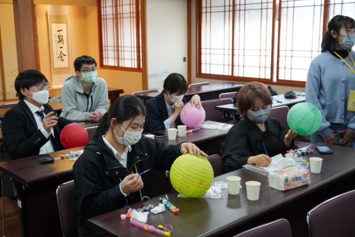 圖/日本學生手繪燈籠,體驗台灣文化。