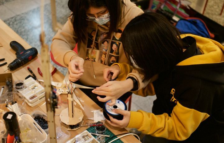 圖/摺紙動力藝術IOT應用是透過MQTT控制actuator wire紙動力單元與ws2812,讓所有裝置個別透過文字訊息進行互動。