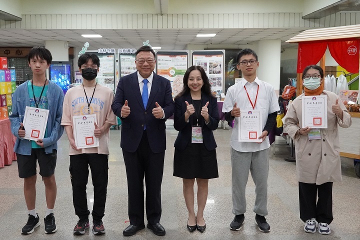 中華大學表揚導覽員（學生由左至右：光電與材料工程學系林鴻源、應用日語學系曾翊修、電機工程學系李博宇、觀光學院碩士班尹文麗）的專業與熱忱，肯定學生在永續教育中的主動參與與實踐精神。