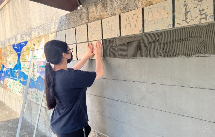 圖/馬賽克磚完成後，學生依序排列，拼貼在牆面上。