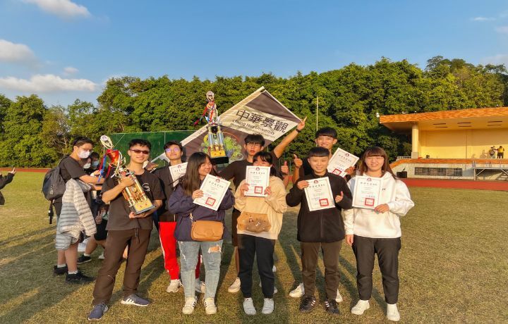 圖/張誠恩(後排右1)帶領景觀系同學參加去年學校運動會,獲得許多獎項。