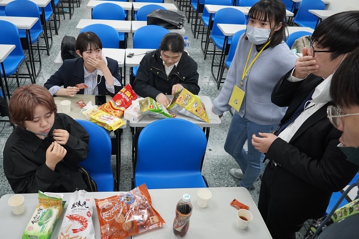 圖/應日系學生特別準備了許多台灣零食讓日本學生嚐鮮。
