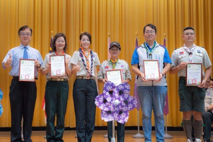圖/新竹市長高虹安(左3)頒發感謝狀給協辦此次童軍大露營活動的各單位。(新竹市政府提供)