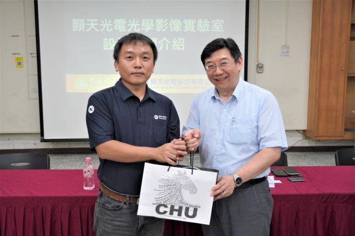 圖/顥天光電協理林堯弘（左）是中華大學資電學院碩士班的畢業校友，由促成此次產學合作計畫的資電學院院長連振昌（右）致贈紀念品。