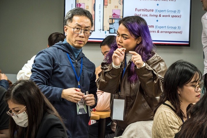 李少甫老師(圖左)採用 Jigsaw 拼圖閱讀 設計,帶領學生辨識飯店房間類型與服務情境,結合同儕協作與語言支架,強化專業詞彙運用與情境理解。