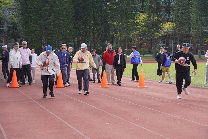 趣味賽事笑聲不斷，教師熱情參與，師生攜手創造難忘時光。