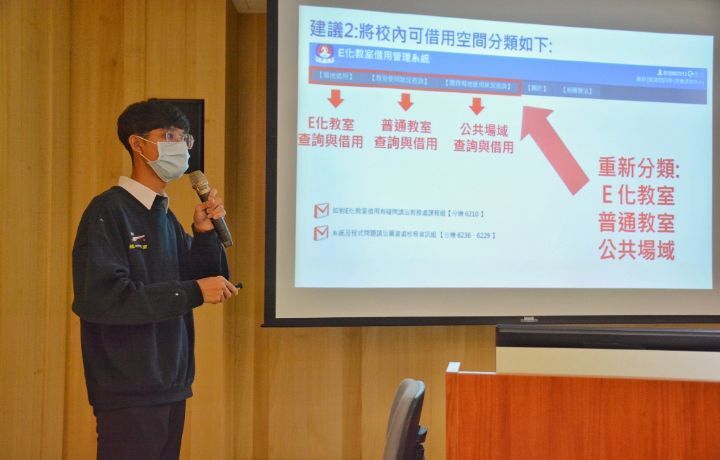 圖/ 張誠恩擔任校長學生助理團團員期間,向全體教師報告校園改善計畫。