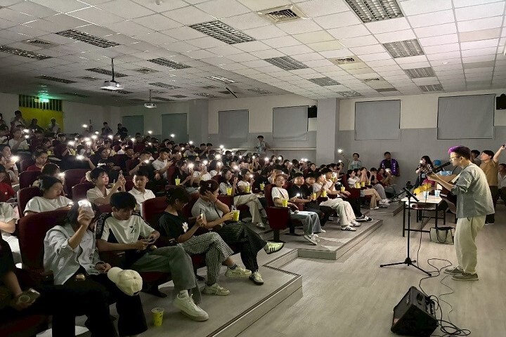 活動現場氣氛熱烈，隨著華語老師悠揚歌聲響起，吸引眾多外籍生駐足聆聽。雖語言不同，音樂與歡樂氛圍跨越文化隔閡，現場洋溢溫馨與共鳴。