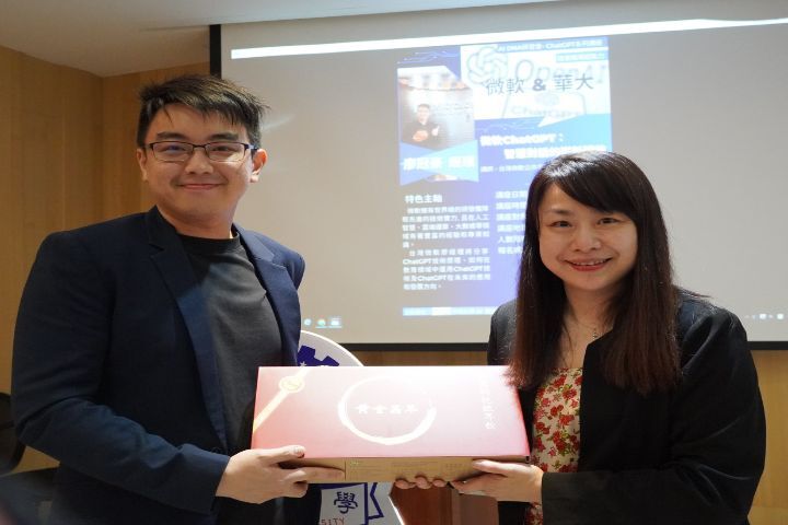 圖/中華大學AI體驗中心執行長陳昀暄(右)感謝台灣微軟公共業務事業群雲端解決方案經理廖冠豪(左)帶來精彩演講。