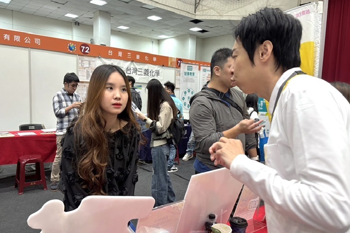 圖／校方今年更特別設置「外籍人士媒合專區」，就讀餐旅學系的大四生阮氏姮，跨產業到科技業面試，考慮畢業後高薪就業，即早存到人生第一桶金。