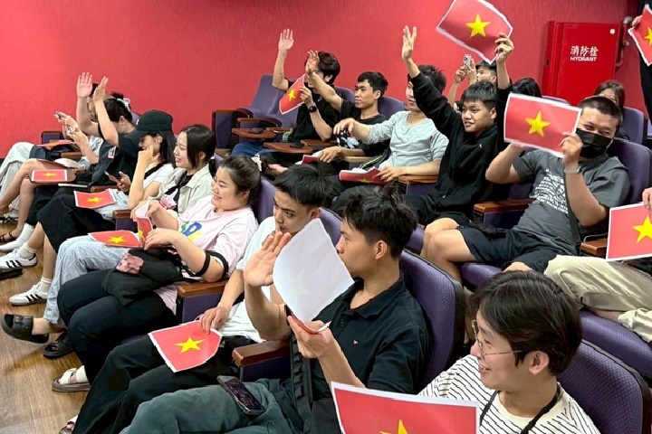圖／來自越南的同學們積極參與快問快答活動，場面熱鬧非凡。