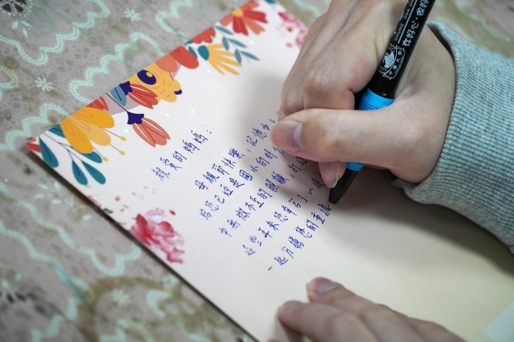 王詠言同學專注寫下對媽媽的心意，從童年的單純感謝，到現在理解付出，以文字記錄對母親最真誠的情感。