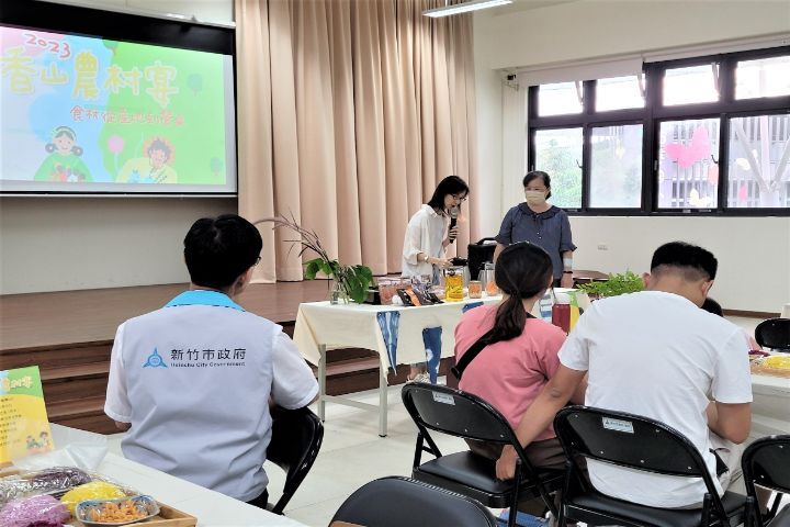 圖/中華大學創新與創意中心主任翁千惠與餐旅系副教授陳堯鈴一起推廣產學合作研發的黃金蟲草茶飲。
