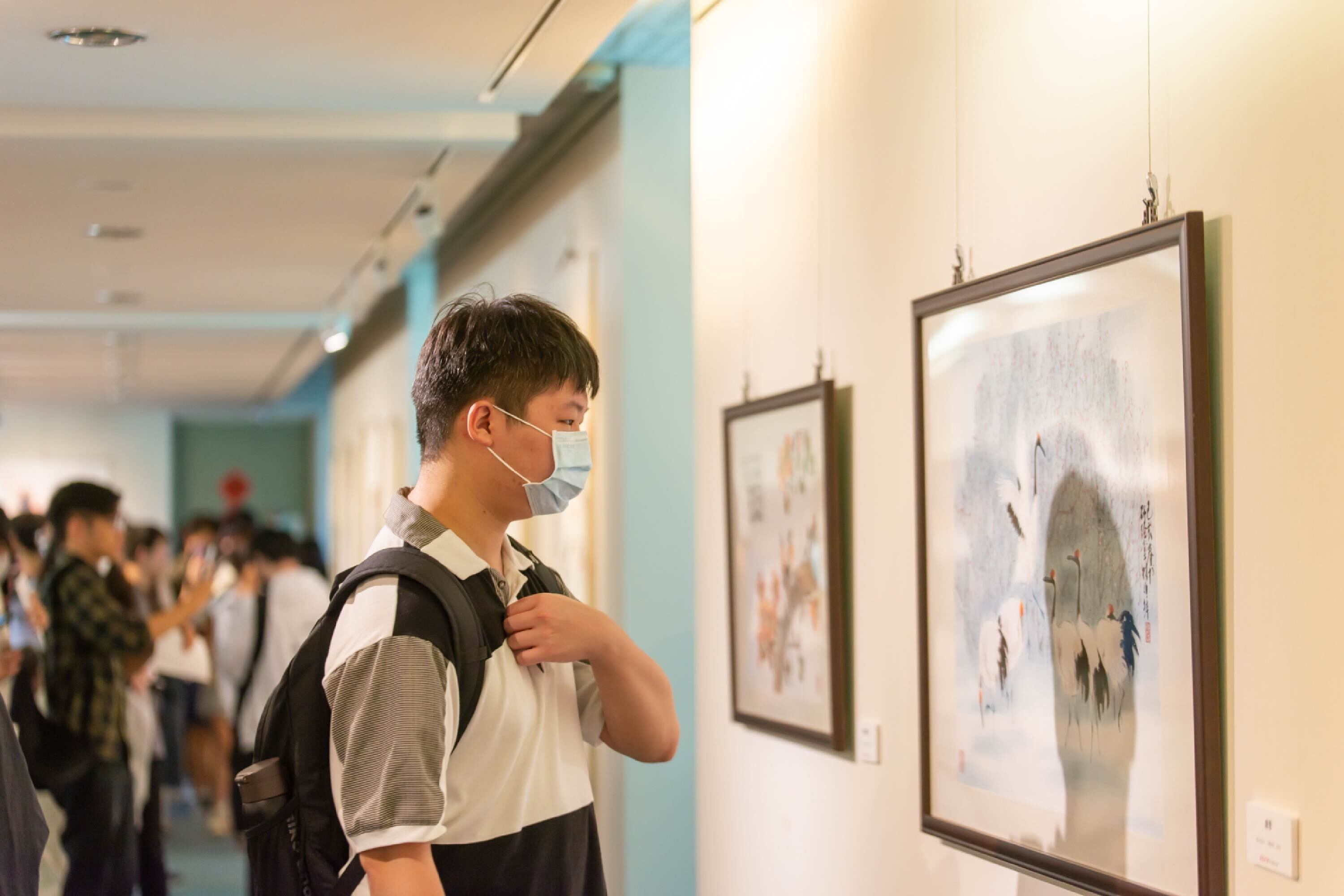 圖/學生搶在開展首日欣賞林伯墀大師畫作,在作品前看得相當入迷。