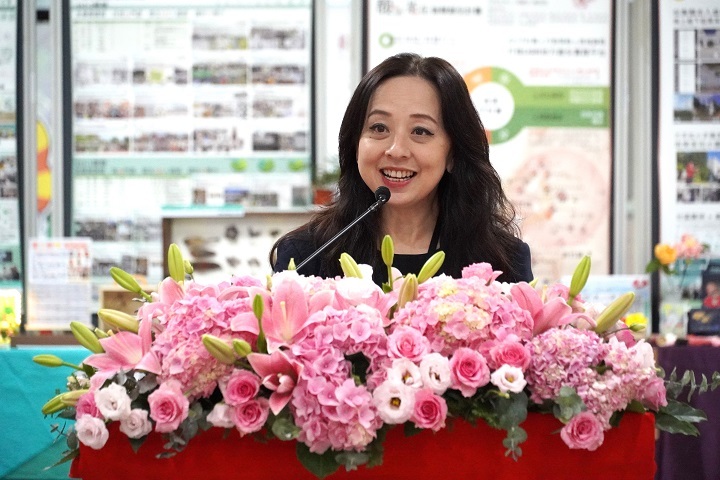台灣創價學會美術館館長呂慧甄感謝中華大學連續四年舉辦展覽，並肯定學生導覽參與展現出永續理念的實踐力。