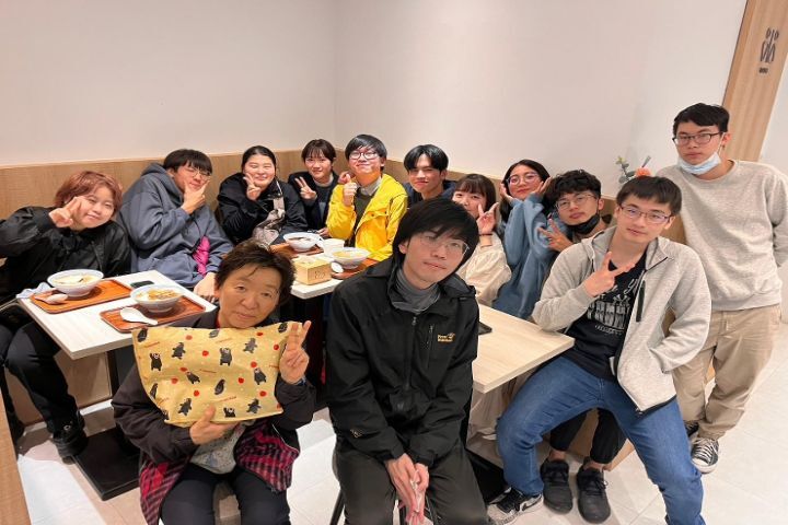 圖/應日系學生帶著日本姊妹校來訪的師生到新竹市區品嚐小吃。