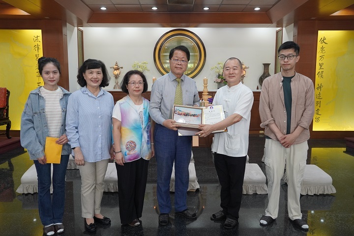 國際專修部學務組組長莊英慧(左三)促成愛心資源挹注,串聯校園與社會力量協助黎同學家庭。(由左至右為黎同學姊姊、中華宏宗傳統文化推廣協會秘書長李晏林、國際專修部學務組組長莊英慧、中華大學副校長解鴻年、中華宏宗傳統文化推廣協會總指導高維陽、班導師徐家偉)