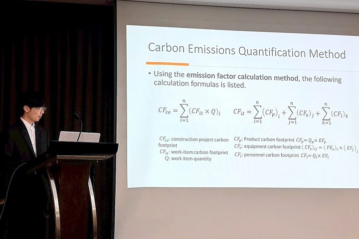黃煒翔於 ICCEPM 2025 發表道路工程碳排評估研究，與全球學者交流，展現專業自信。