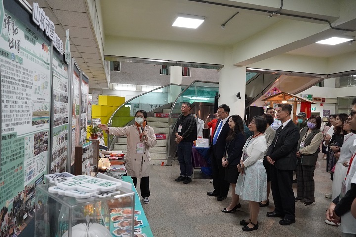 學生尹文麗導覽員（圖左）以細膩的導覽解說，引導來賓探索SDGs的核心理念，展現青年世代對永續未來的積極回應。