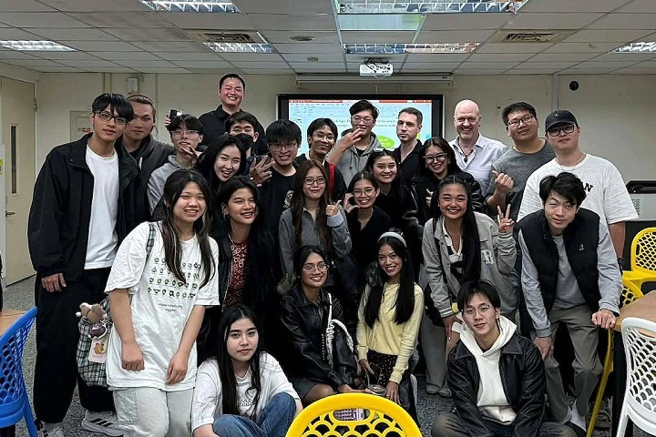 LPU-L學生於中華大學EMI雙語中心與英國名師Steven及Paul（後排右3及4）交流課後合影，展現跨國學術互動與深度語言學習成果。