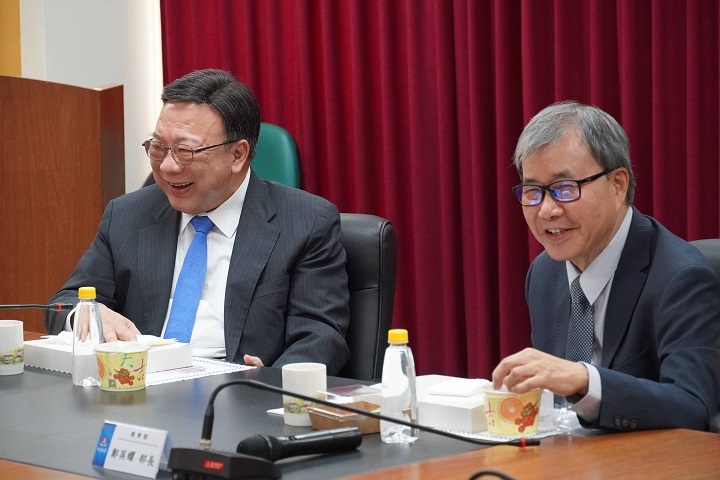 教育部鄭英耀部長（圖右）對中華大學董事會展現「成功不必在我」的教育使命感表達高度肯定，並讚許其在高教轉型中所展現的前瞻視野與責任擔當。（圖左為中華大學劉維琪校長）