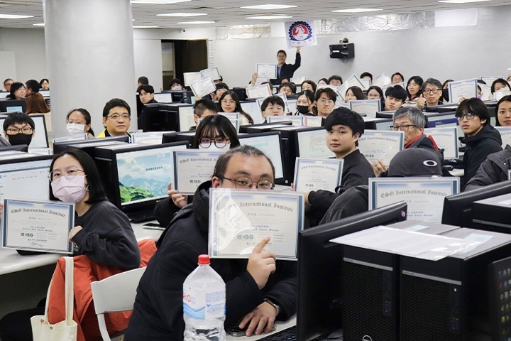 中華大學ESG初階管理師考照成果亮眼，通過率高達 99.12%。