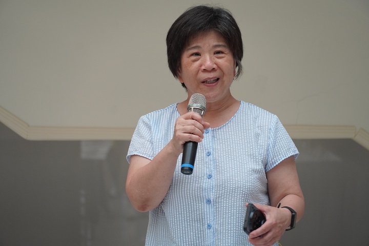 建築與設計學院教師杜嘉琪說明以金花茶為主題,帶領學生完成AI與工藝結合創作。