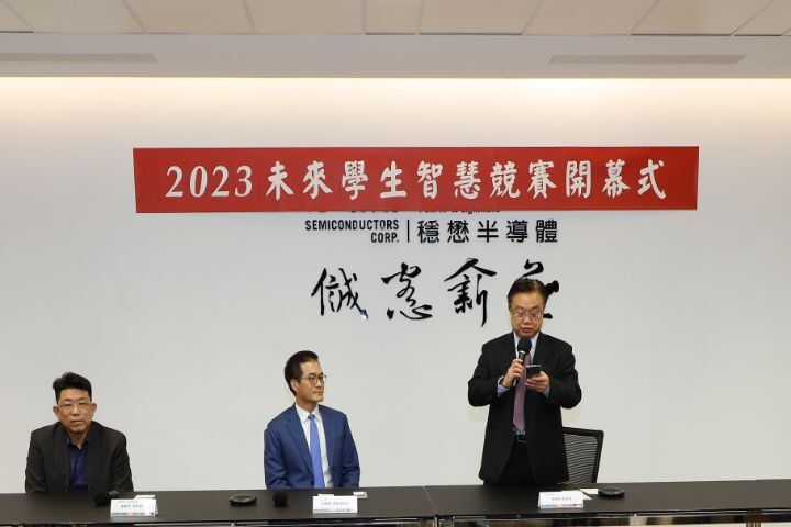 圖/中華大學副校長游坤明(右1)致詞時以一段ChatGPT擬稿博得全場關注,藉此向來賓說明競賽特殊之處。(圖﹕淡江大學提供)
