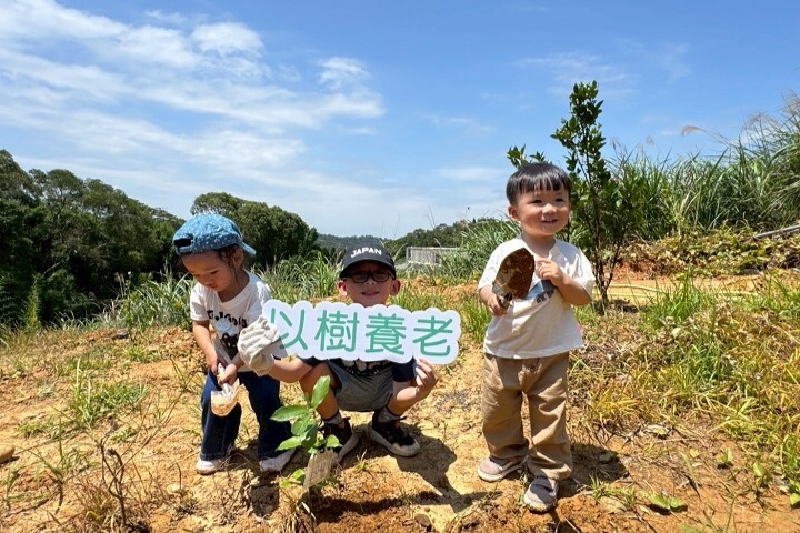 皇昌營造員工攜家帶眷參與植樹,孩童熱情投入種植,展現全民守護山林的行動力。