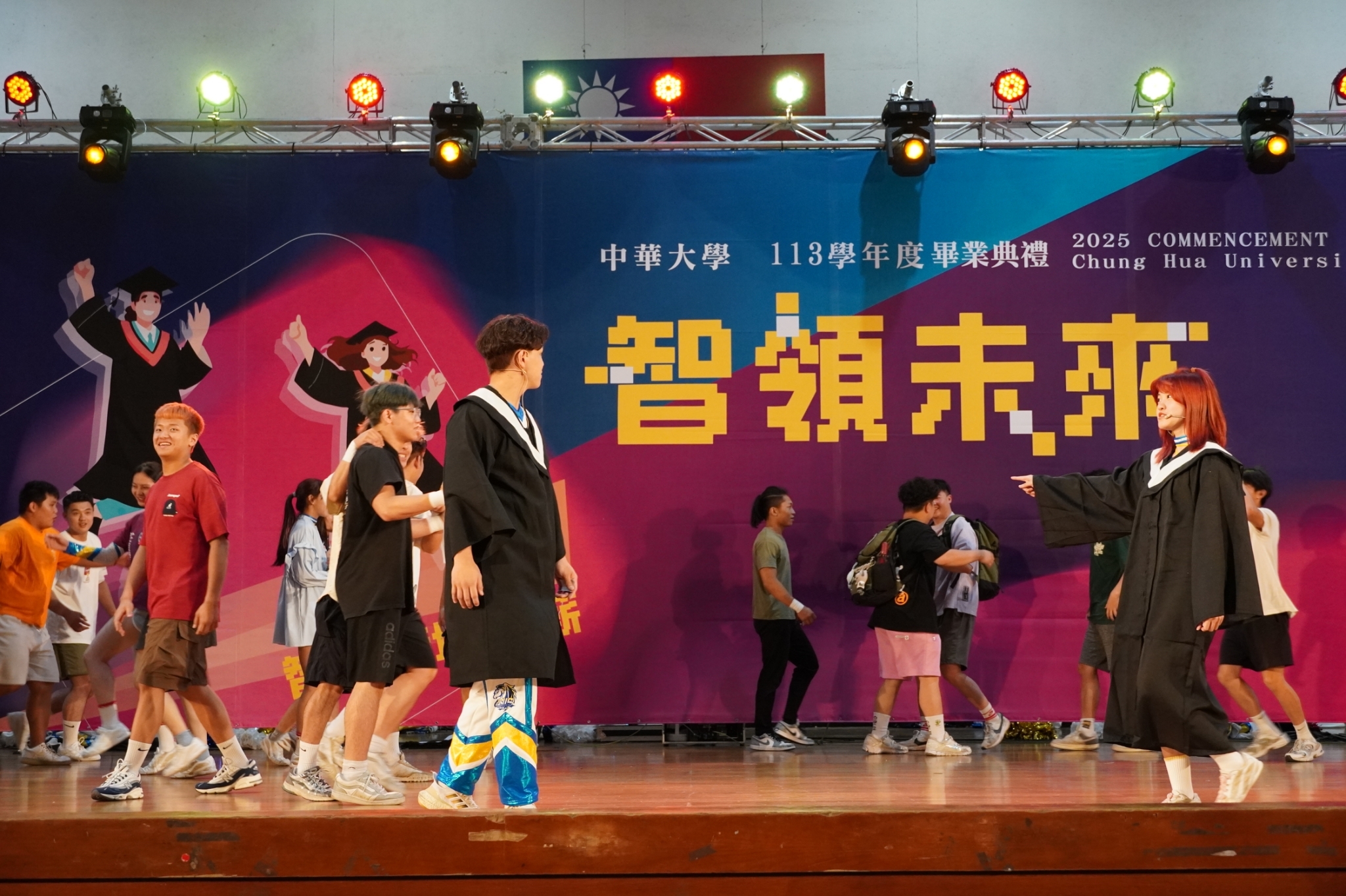 圖／畢業生代表與中華大學競技啦啦隊帶來熱情精湛的情境表演，為畢業典禮畫下完美的句點
