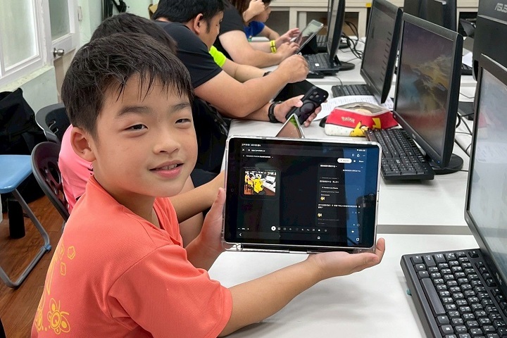 學童操作生成式 AI 工具，將想像化為圖像，在創作中體驗科技帶來的樂趣與驚喜。