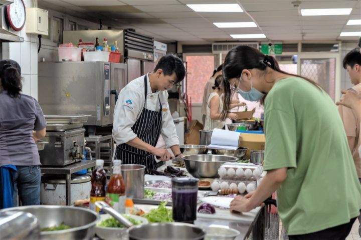  圖/新竹香山在地青創團隊「孢子蒝」利用中華大學實習餐廳場域，製作農村宴菜餚。