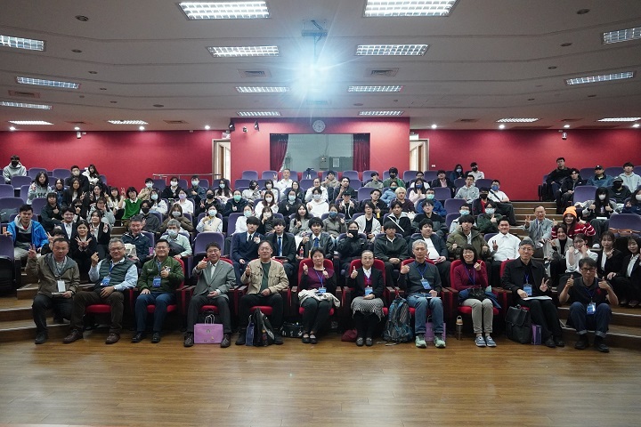 國際人文社會暨智慧商務學院畢業專題成果競賽圓滿落幕，三系首獎團隊與校外評審、師長及院長合影，共同見證學生創意與努力的成果。