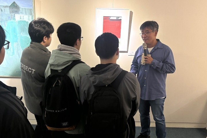 圖/楊治瑋現場導覽解說作品,同學們皆聽得津津有味。