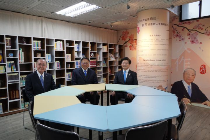 圖/中華大學校長劉維琪(中)陪同日本創價大學校長鈴木將史(右)和台灣創價協會理事長林釗(左),一起參觀圖書館的池田大作先生專區。