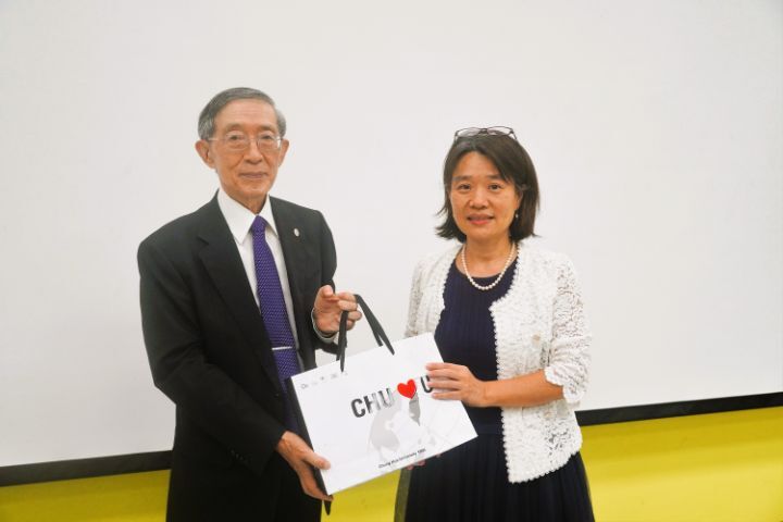 圖/中華大學觀光學院院長張馨文(右)感謝林永樂蒞校演講,期待未來與對外關係協會進一步合作。