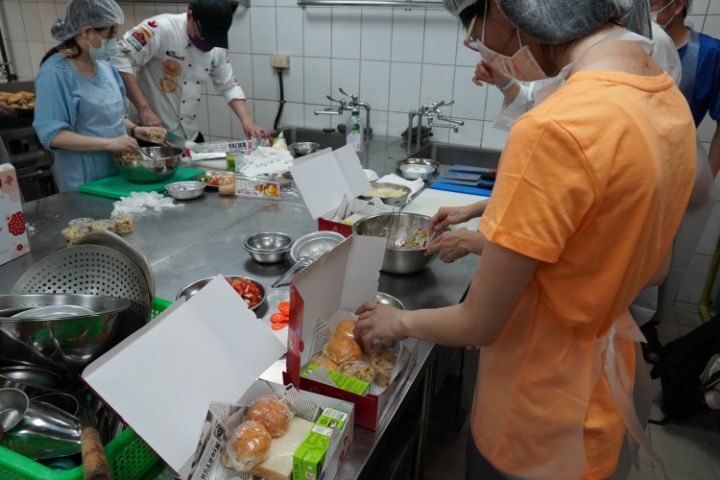  圖/新生和家長一起動手DIY，製作專屬自己的輕食餐盒。