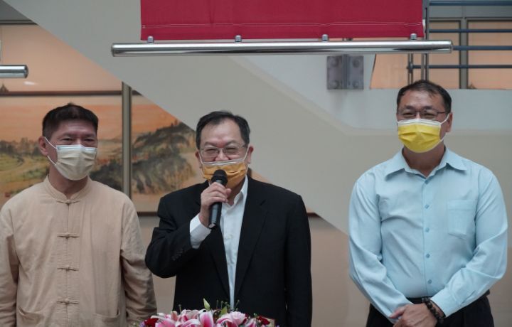 圖/藝術家蔡俊章（中）、卓柏成（左）和林世三（右）很開心能到中華大學辦展，歡迎社會大眾踴躍來學校參觀。