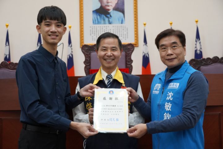 圖/中華大學學生會長張誠恩（左）致贈感謝狀給新竹市議員陳啟源（中）和新竹市議會秘書長沈敏欽（右）。