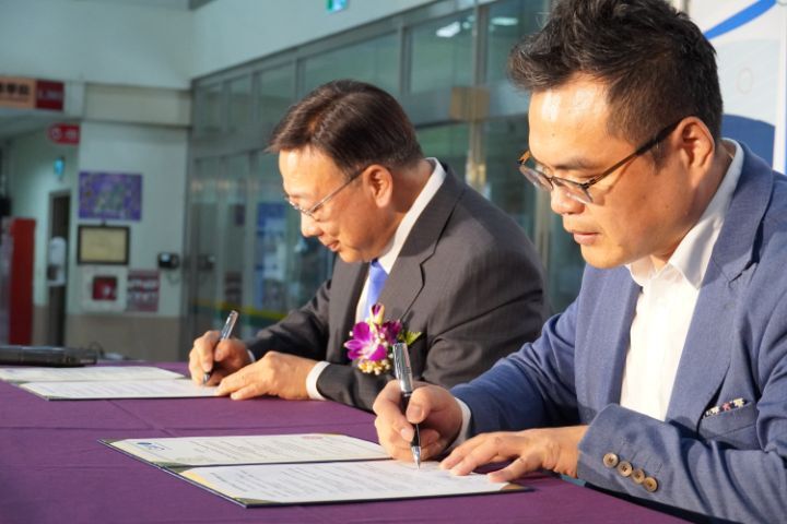 圖/中華大學校長劉維琪（左）與海碩能源董事徐傑輝（右）合作簽約。